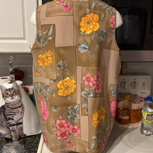 D womens Maggie Sweet sleeveless floral plus size top 1X. EUC - Picture 2 of 3